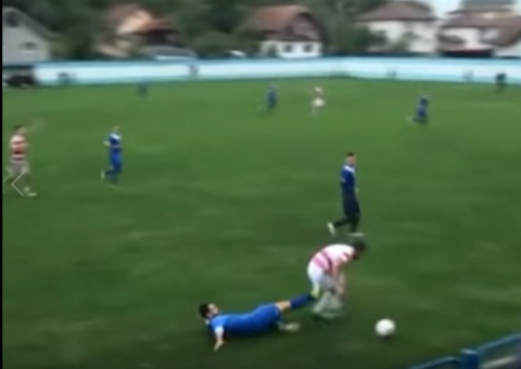 Jogador profissional fica sem testículo durante jogo de futebol 