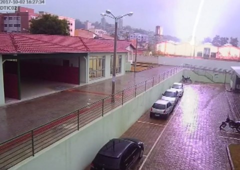 Raio que atingiu barracão é registrado por morador e impressiona a todos