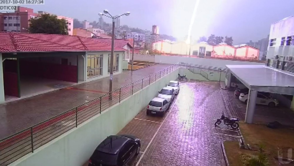 Raio que atingiu barracão é registrado por morador e impressiona a todos