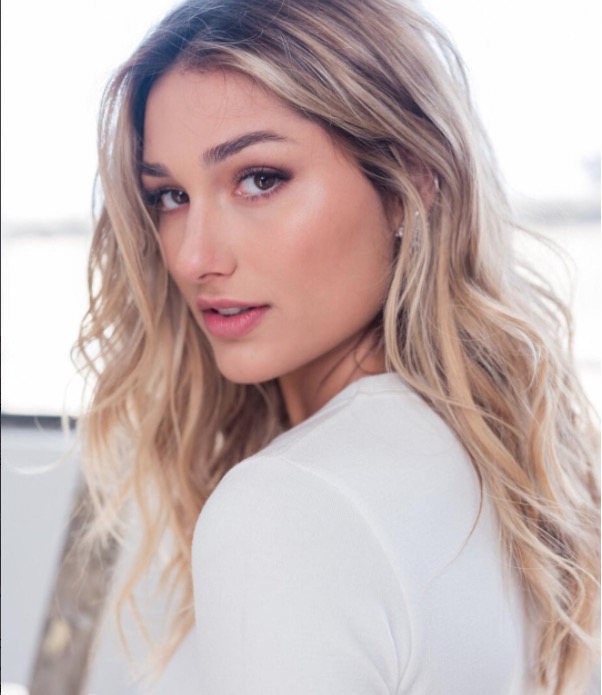 Sensual, Sasha aparece deslumbrante em clique 