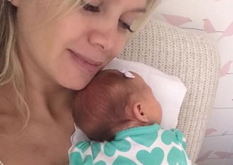 Eliana posa com a filha e se declara após gestação difícil