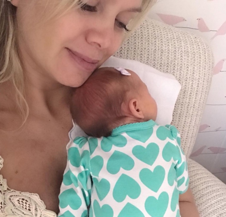 Eliana posa com a filha e se declara após gestação difícil