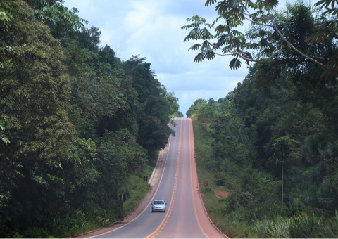 Trio armado invade sítio e rouba veículo em Manaus