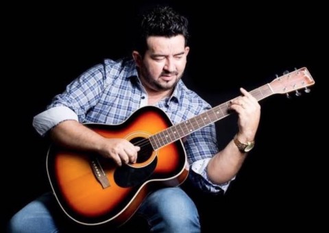 O Rei do Arrocha Guto Lima agita o Arena Pub nesta quinta-feira