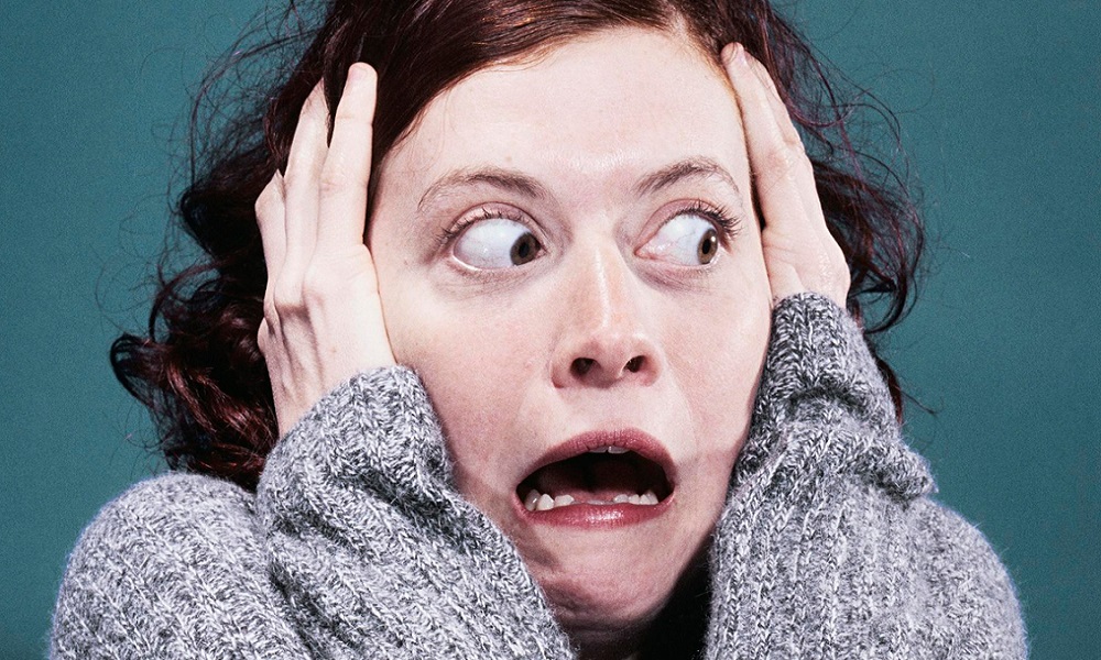 Forro de casa com problema estranho revela causa bizarra