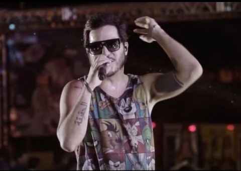 Cantor Tomate despenca de altura de cinco metros e vídeo é impressionante