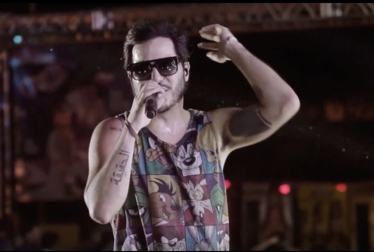 Cantor Tomate despenca de altura de cinco metros e vídeo é impressionante