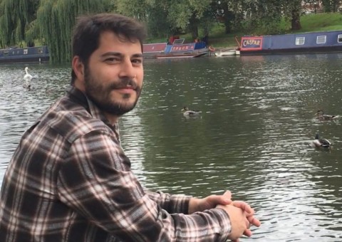 Evaristo Costa volta ao Brasil e intriga fãs 