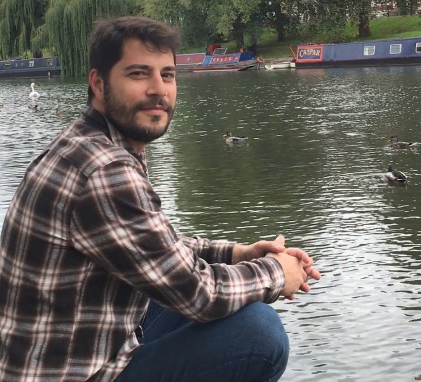 Evaristo Costa volta ao Brasil e intriga fãs 