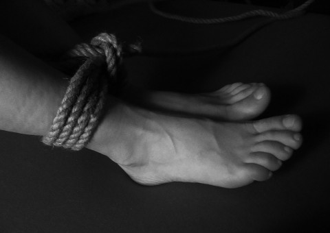 Adolescente tortura mulher durante assalto a casa em Manaus