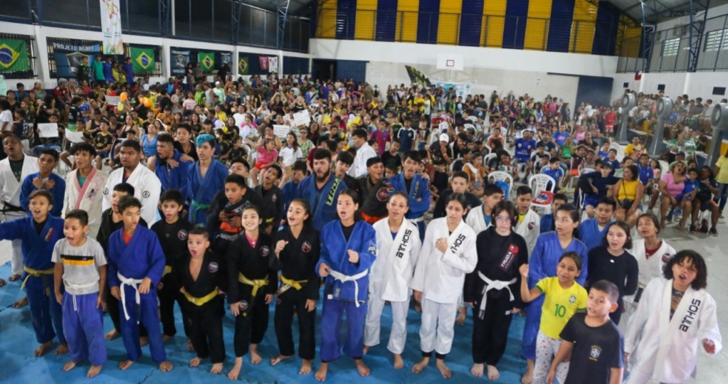 Viver Melhor recebe equipamentos para projetos esportivos em Manaus