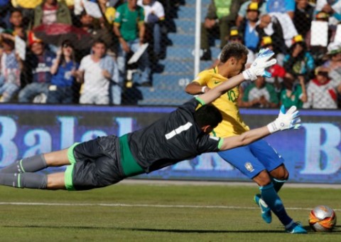 Brasil para no goleiro boliviano e fica no 0 a 0 em La Paz