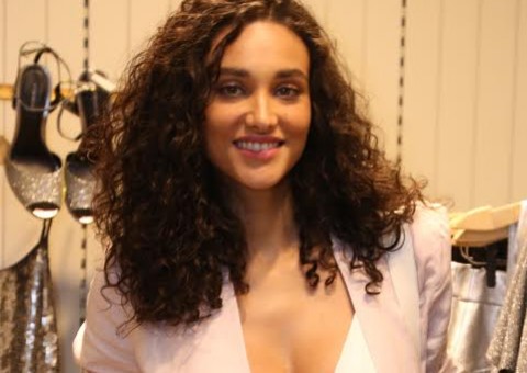 Débora Nascimento exibe barriguinha de grávida pela primeira vez