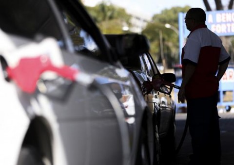 Em vigor desde julho, política de preço da Petrobras divide opiniões