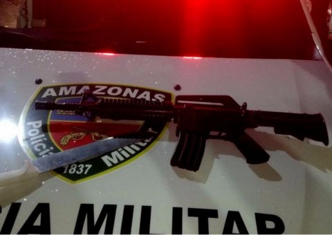 Com fuzil de brinquedo, trio é preso suspeito de assaltar posto de combustível em Manaus