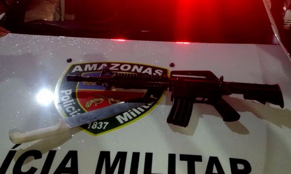Com fuzil de brinquedo, trio é preso suspeito de assaltar posto de combustível em Manaus