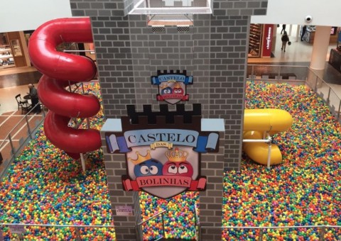 Castelo de Bolinhas e Touro Mecânico fazem a alegria das crianças em shopping de Manaus