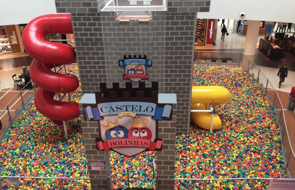 Castelo de Bolinhas e Touro Mecânico fazem a alegria das crianças em shopping de Manaus