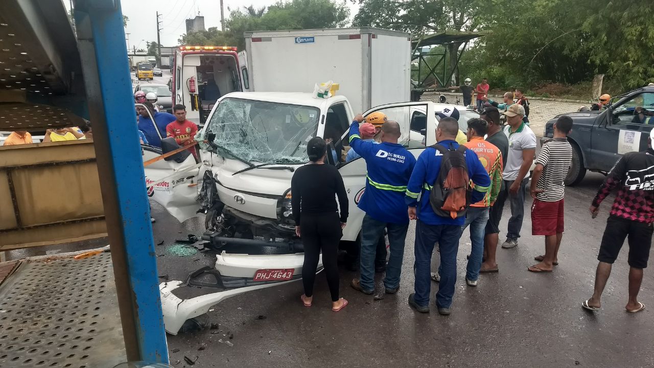 Homem fica ferido após colisão entre caminhões em avenida de Manaus