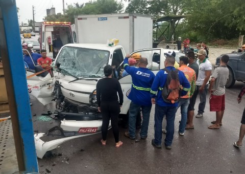 Homem fica ferido após colisão entre caminhões em avenida de Manaus