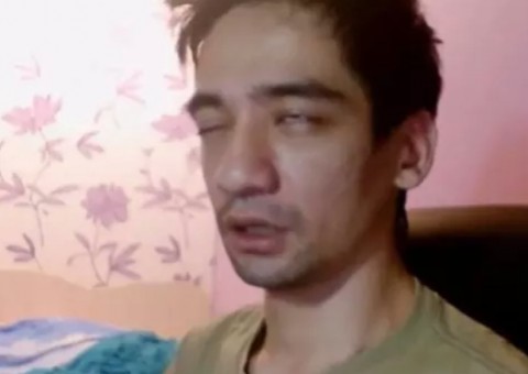 Homem se deixa ser picado por cobra venenosa após ser abandonado pela ex 