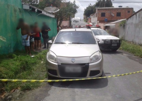 Populares encontram homem degolado dentro de carro em rua de Manaus