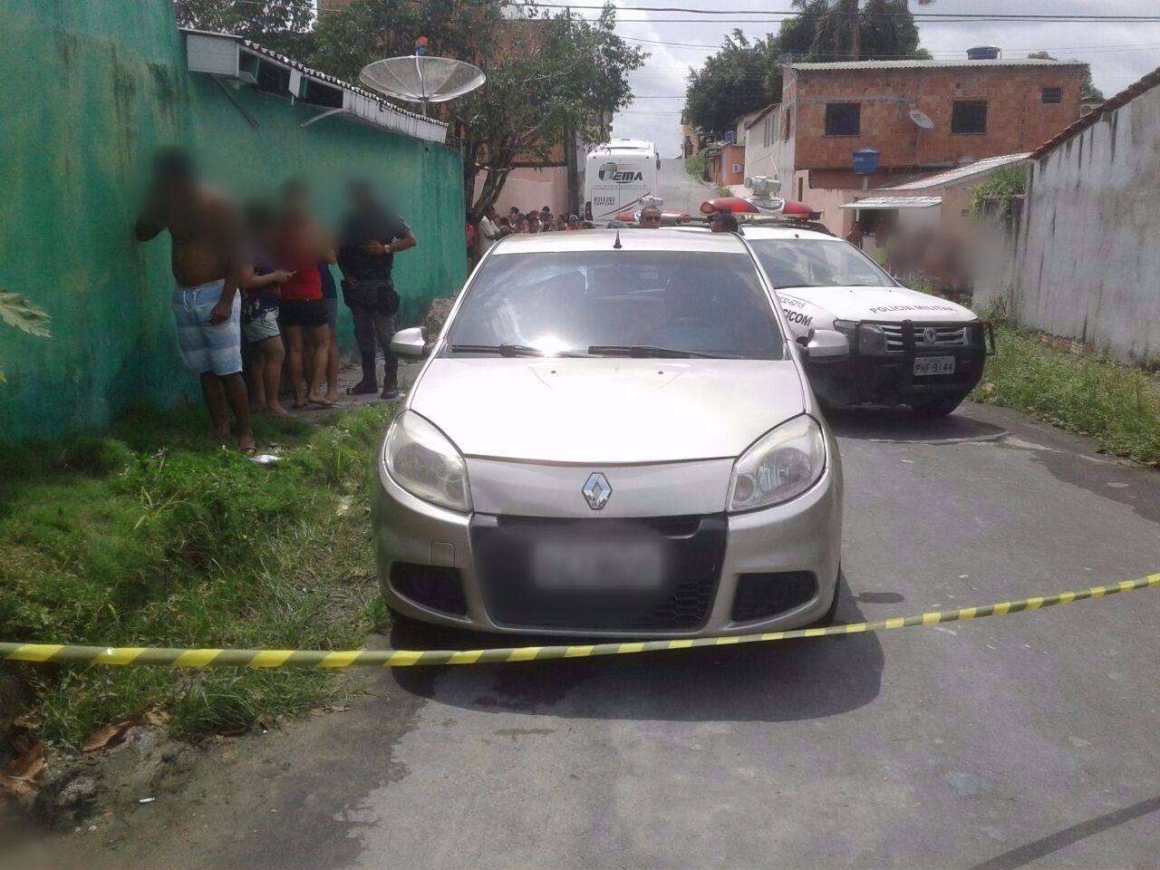Populares encontram homem degolado dentro de carro em rua de Manaus