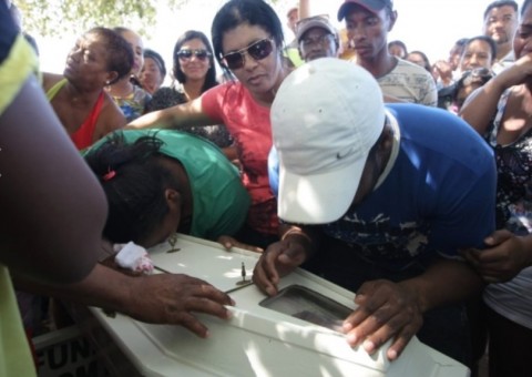 Vítimas mortas em creche são enterradas sob forte comoção: 'oh meu anjo, volta pra mamãe'