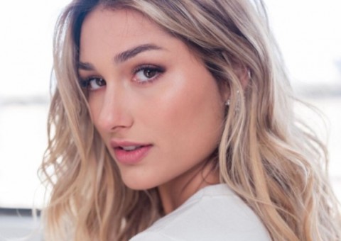 Sasha Meneghel faz nova tatuagem no braço