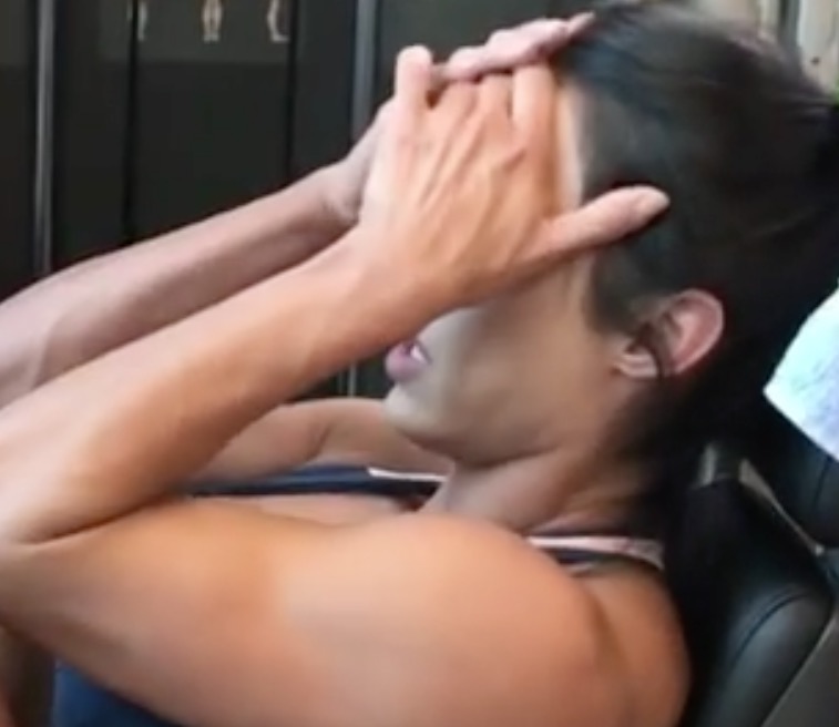 Seios de Gracyanne Barbosa quase saem em vídeo durante treino pesado