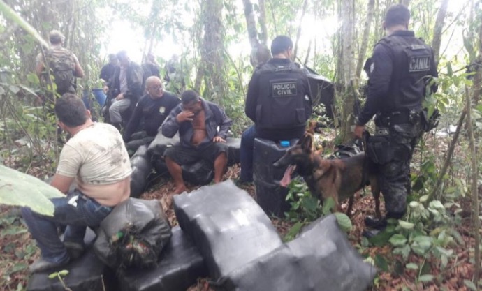 Após tiroteio com traficantes, polícia apreende 700 kg de drogas no Amazonas