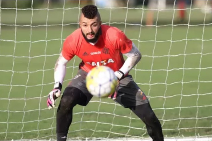 'Gato' de energia é encontrado na casa do goleiro Alex Muralha