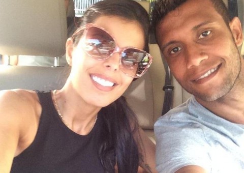 Após morte da esposa,  jogador Léo Lima pede demissão do Santa Cruz