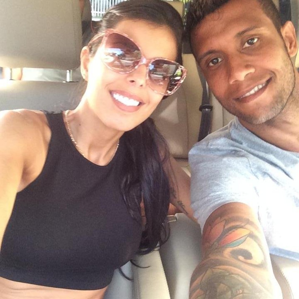 Após morte da esposa,  jogador Léo Lima pede demissão do Santa Cruz