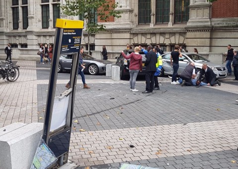 Homem é preso após avançar com carro sobre pedestres em Londres