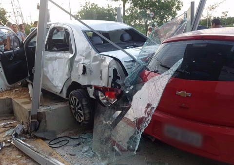 Motorista perde controle de carro, invade estacionamento e deixa feridos em Manaus