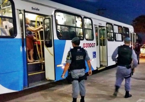 Em Manaus, dupla armada é presa em ônibus após denúncia do motorista