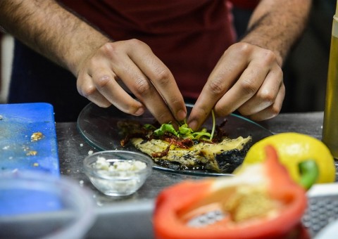 Ladrão ‘profissional’ cozinha e lava louça antes de roubar restaurante