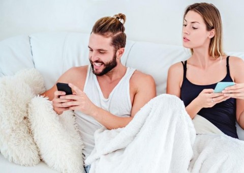 Por que algumas pessoas sentem ciúme mesmo quando não há motivo?