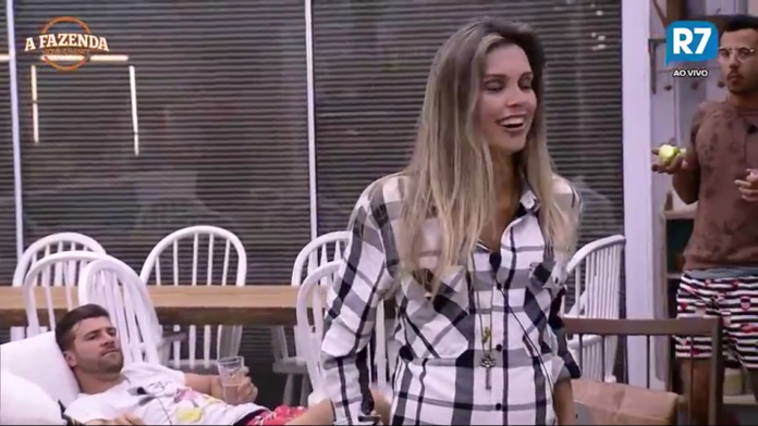 A Fazenda: Flávia Viana exibe 'barriguinha de grávida' e Marcelo Ié Ié reprova