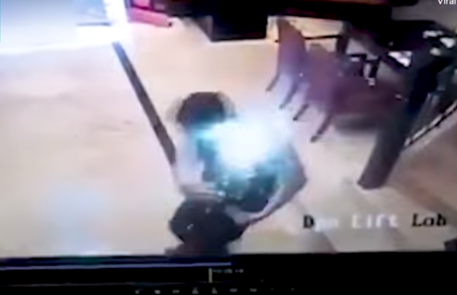 Homem tenta atender celular e é surpreendido com explosão; Veja vídeo