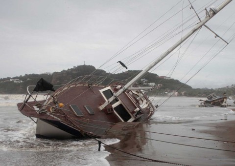  Furacão Nate toca terra nos EUA e avança rumo a Nova Orleans 