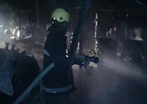 Incêndio destrói fábrica de reciclagem em Manaus