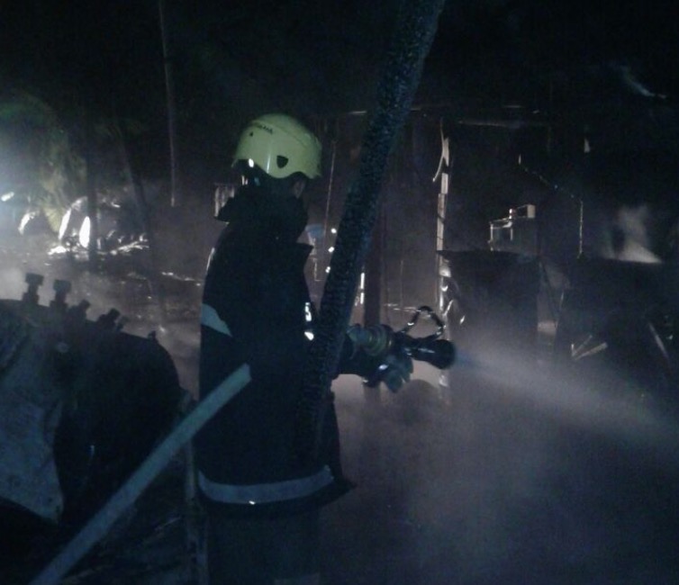 Incêndio destrói fábrica de reciclagem em Manaus