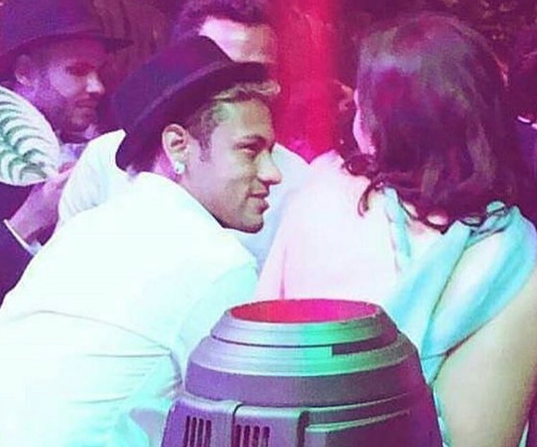 	Veja mais vídeos de Neymar e Bruna Marquezine no maior chamego em festa