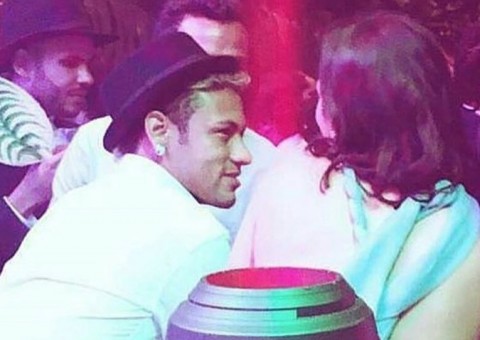 	Veja mais vídeos de Neymar e Bruna Marquezine no maior chamego em festa