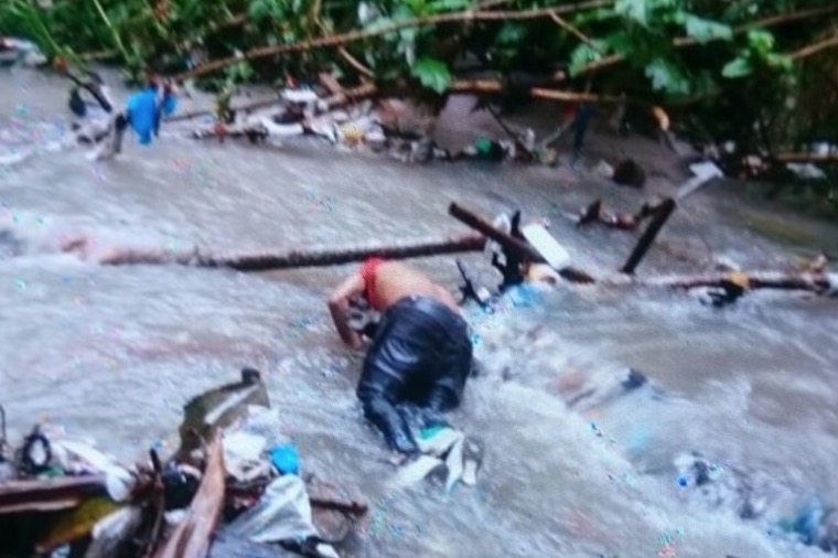 Homem é 'esfaqueado pelas costas’ e jogado morto dentro de Curubal em Manaus