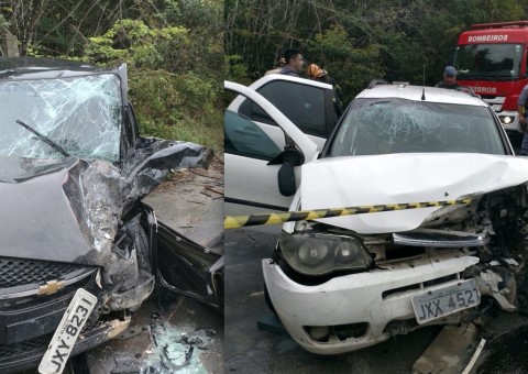 Colisão entre carros deixa 9 feridos e motorista preso às ferragens na AM 010