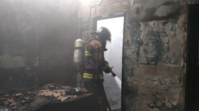Incêndio destrói casa totalmente após quedas de energia seguidas em Manaus