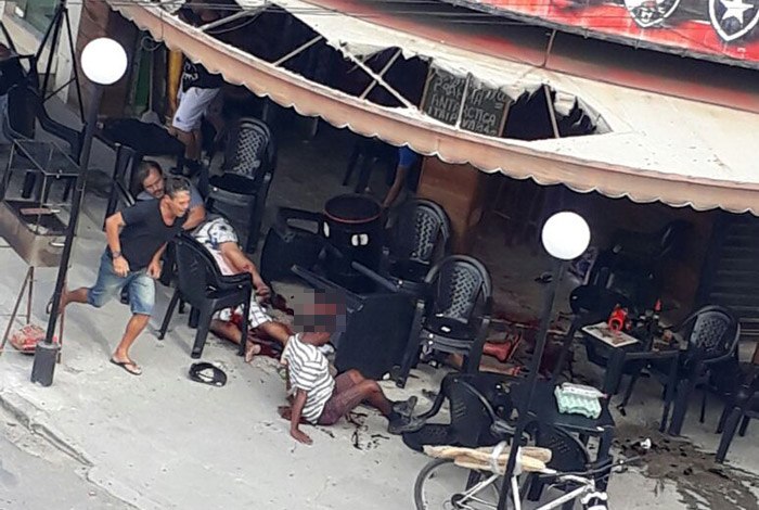 Ataque a tiros em lanchonete deixa várias pessoas feridas